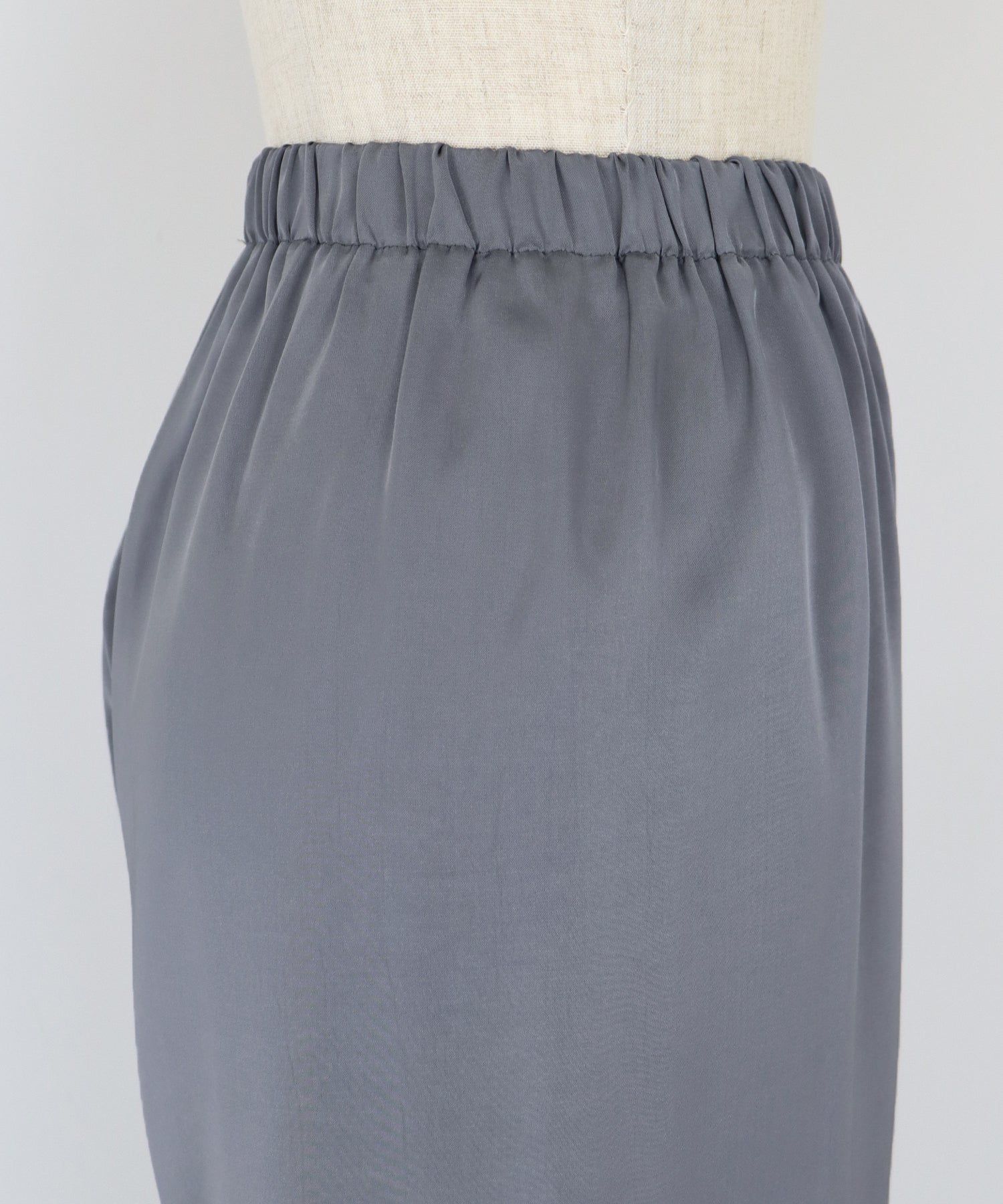 日本 BLUE EAST - 緞面光澤感垂墜感長褲-黑