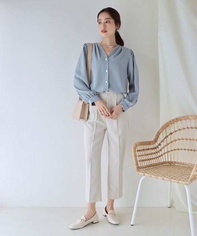 日本 BLUE EAST - 柔美光澤V領長袖襯衫-奶油白