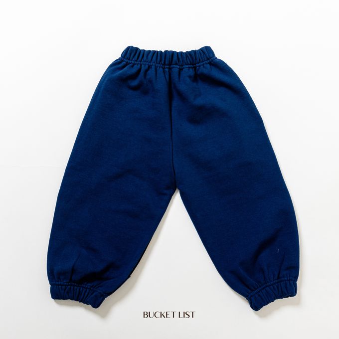 韓國 BUCKET LIST - 鬆緊腰撞色休閒縮口長褲-象牙白X深藍