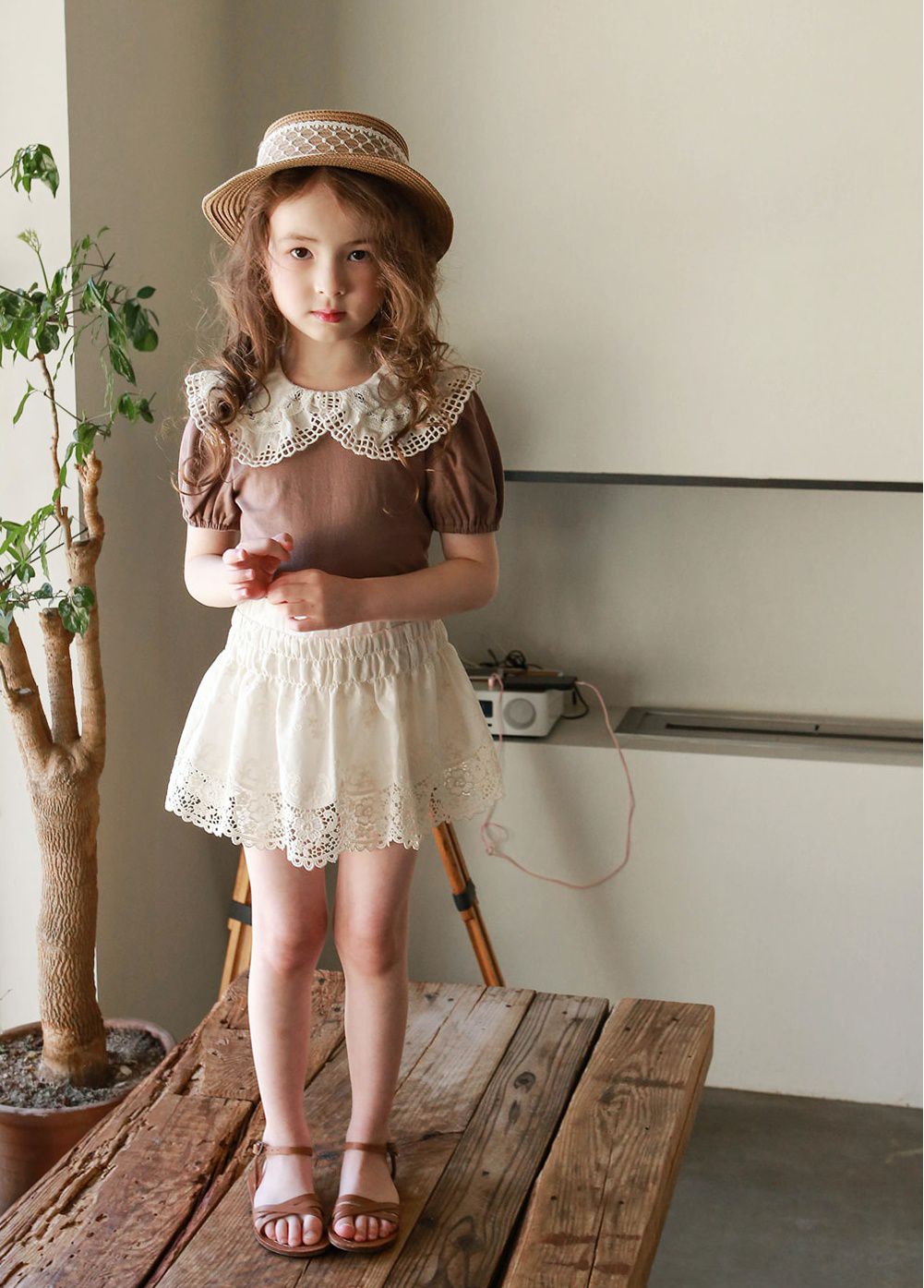 韓國 PuellaFLO - 鏤空格子大白領上衣-摩卡