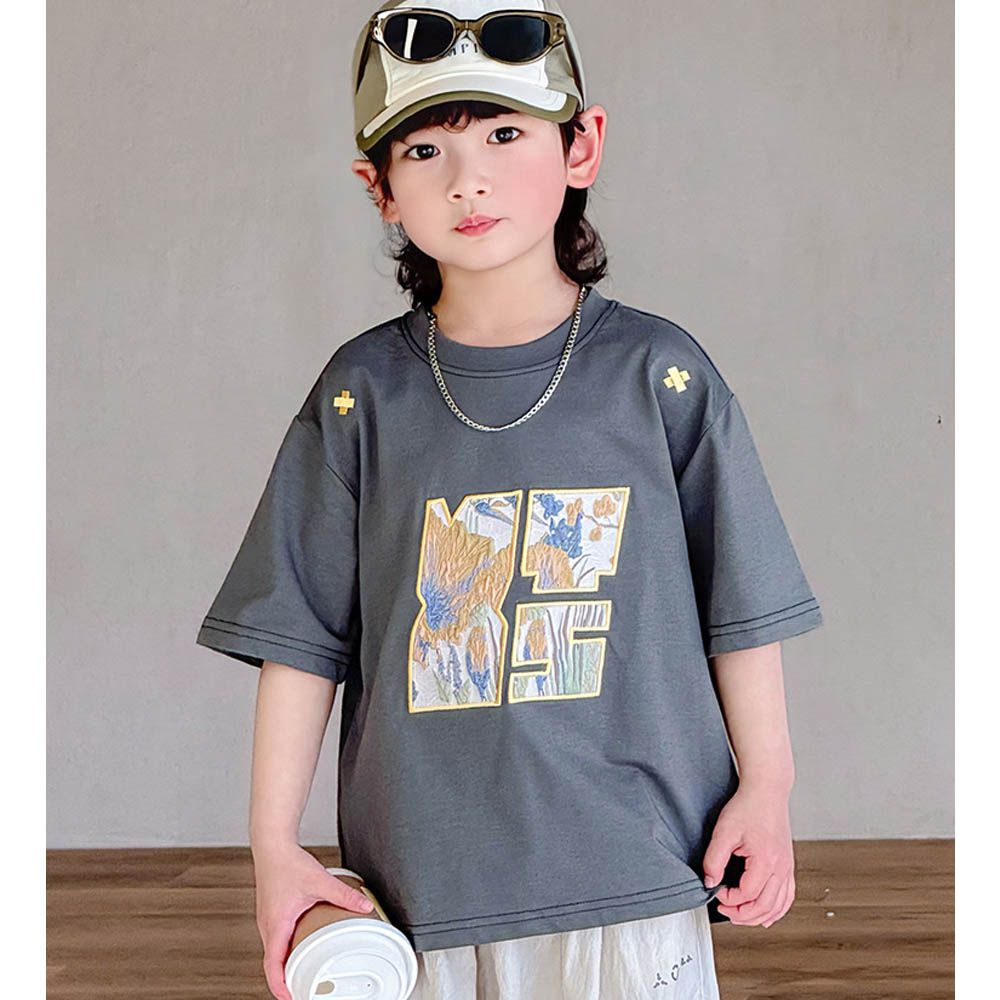 涼感吸濕透氣圓領短袖上衣-方塊字母-深灰