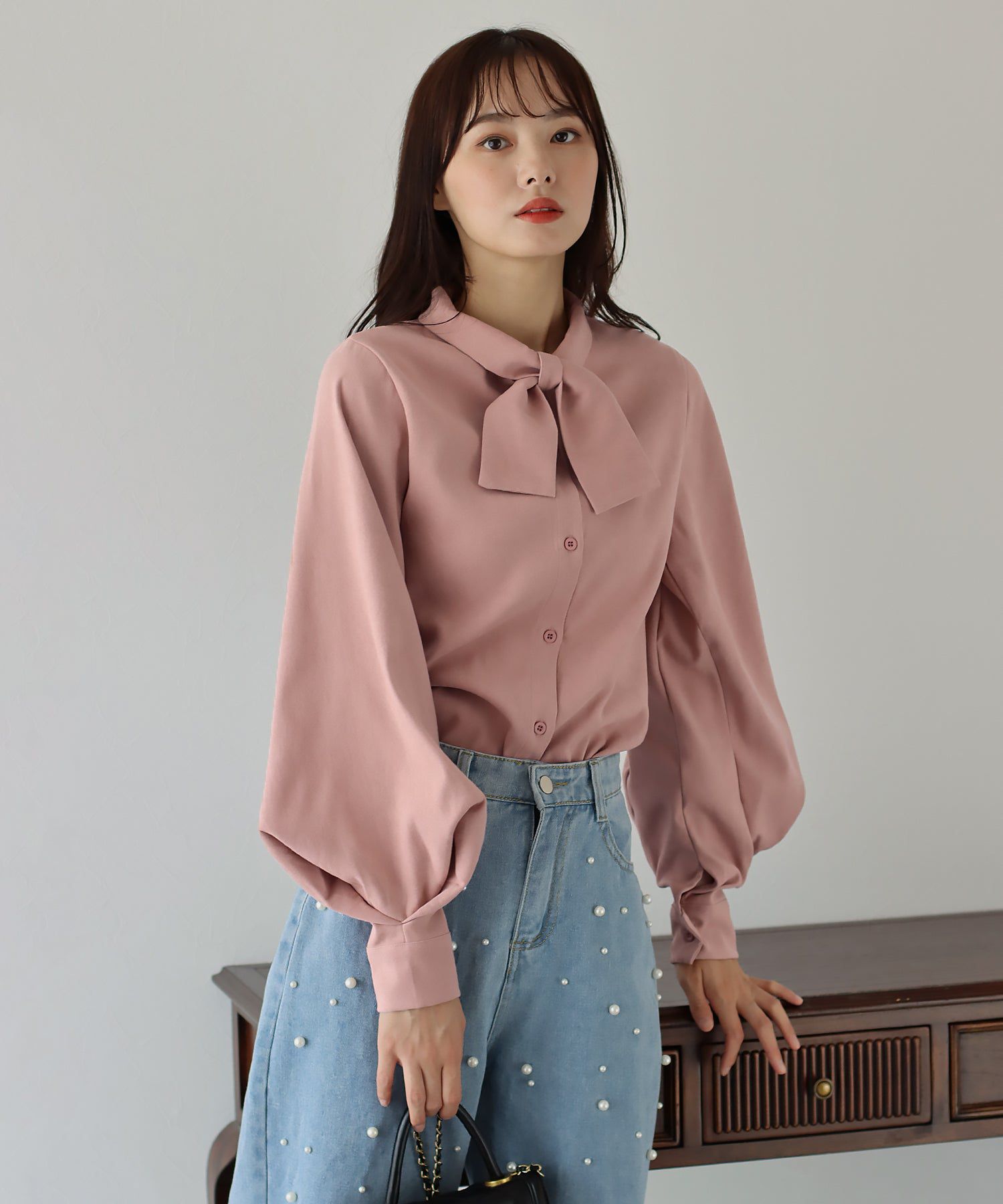 日本 BLUE EAST - 柔美扭結氣球長袖襯衫-黑