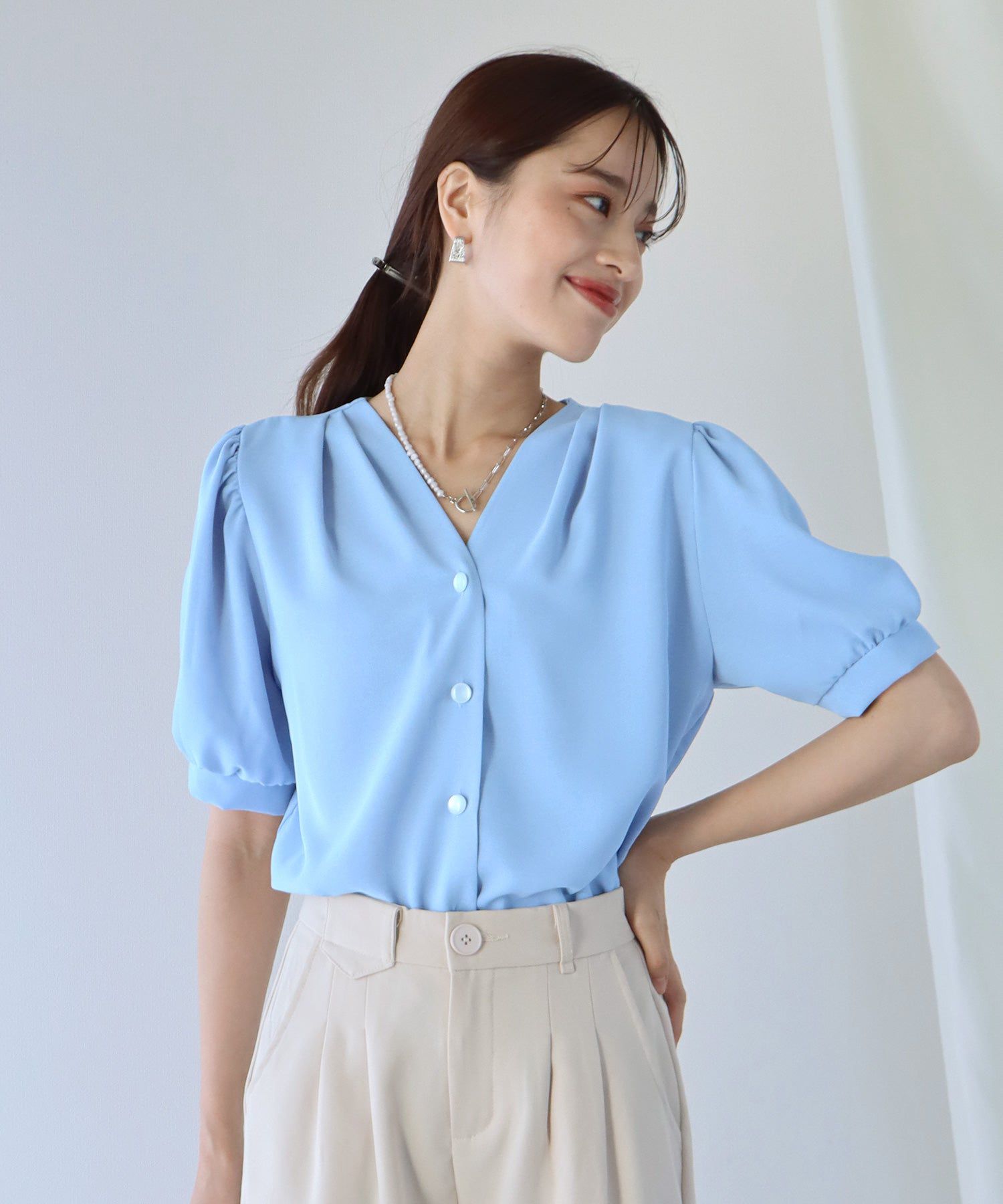 日本 BLUE EAST - 氣質V領珍珠釦短袖襯衫-淺米杏