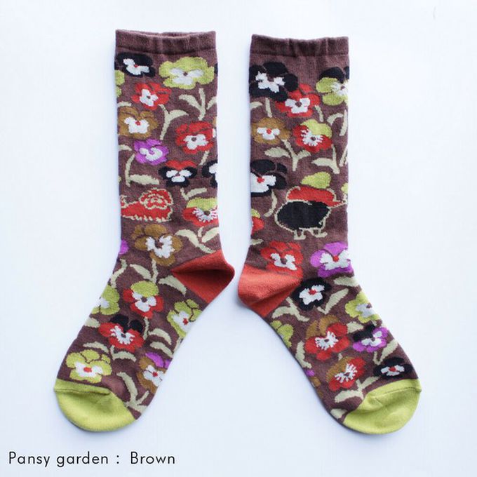 日本女裝代購 - 日本製 唯美花卉風長襪-三色堇花園-咖啡 (23-25cm)