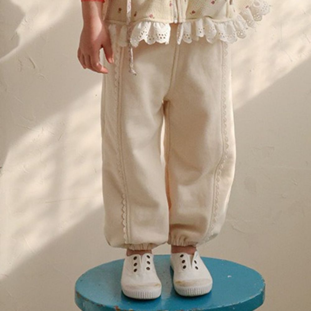 Puellaflo 鬆緊腰蕾絲點綴休閒縮口褲-米