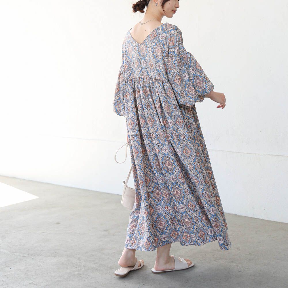 滿版歐風印花V領泡泡寬袖洋裝-寶藍棕系