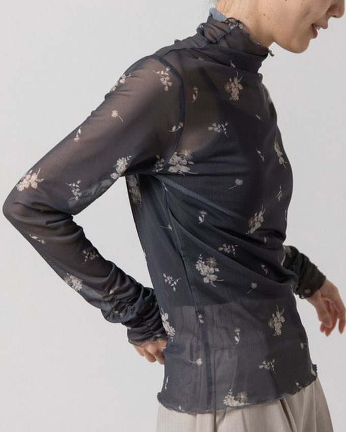 日本 gleam - 優雅小花木耳邊透膚高領長袖上衣-黑x紅花