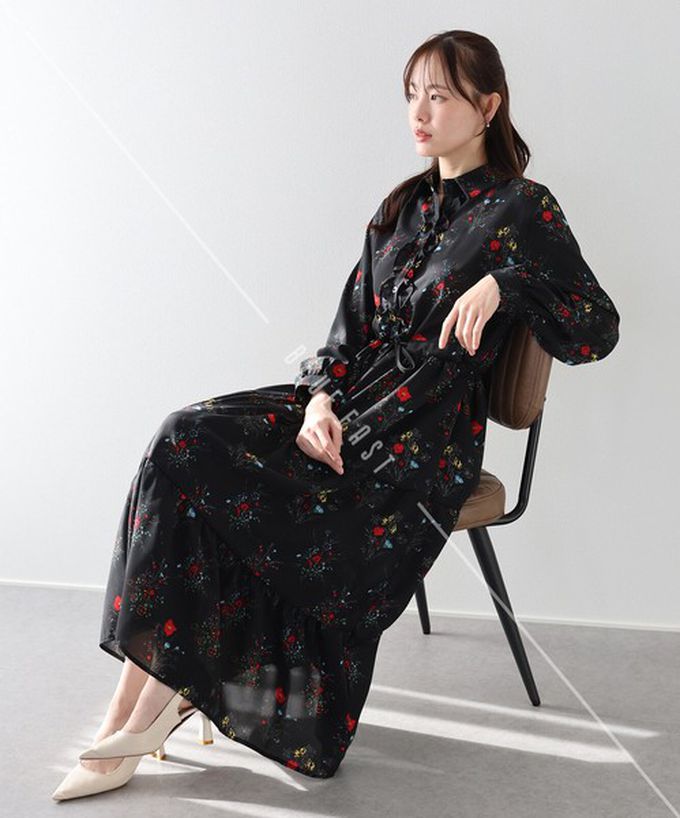 日本 BLUE EAST - 荷葉邊領唯美花卉長袖洋裝(腰抽繩)-黑