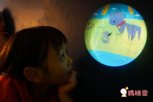 讓孩子乖乖睡覺的神器【加拿大 Moonlite 故事投影機】