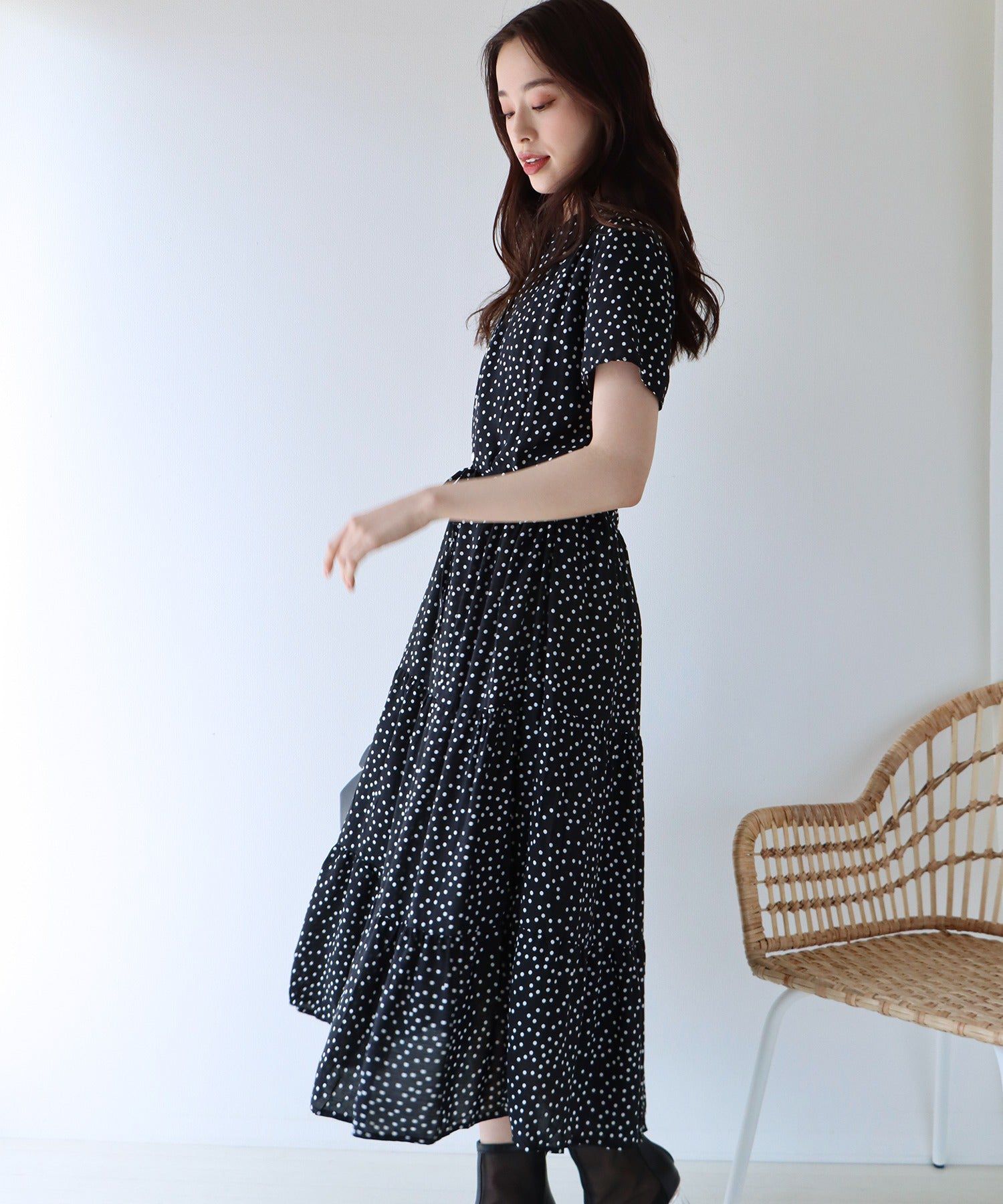 日本 BLUE EAST - 氣質小V領排釦短袖洋裝-碎花-深藍 (M(Free))