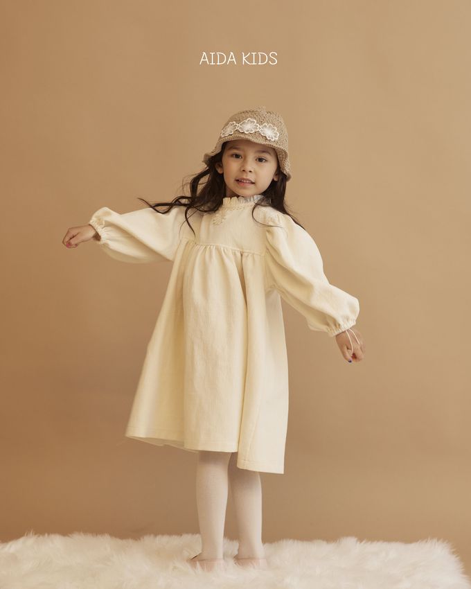 韓國 AIDA - 胸前花雕泡泡袖連身洋裝-象牙白