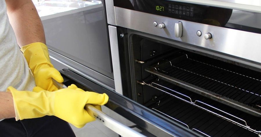獨家面膜式清潔法，卡滿油汙的烤箱輕鬆洗乾淨！
