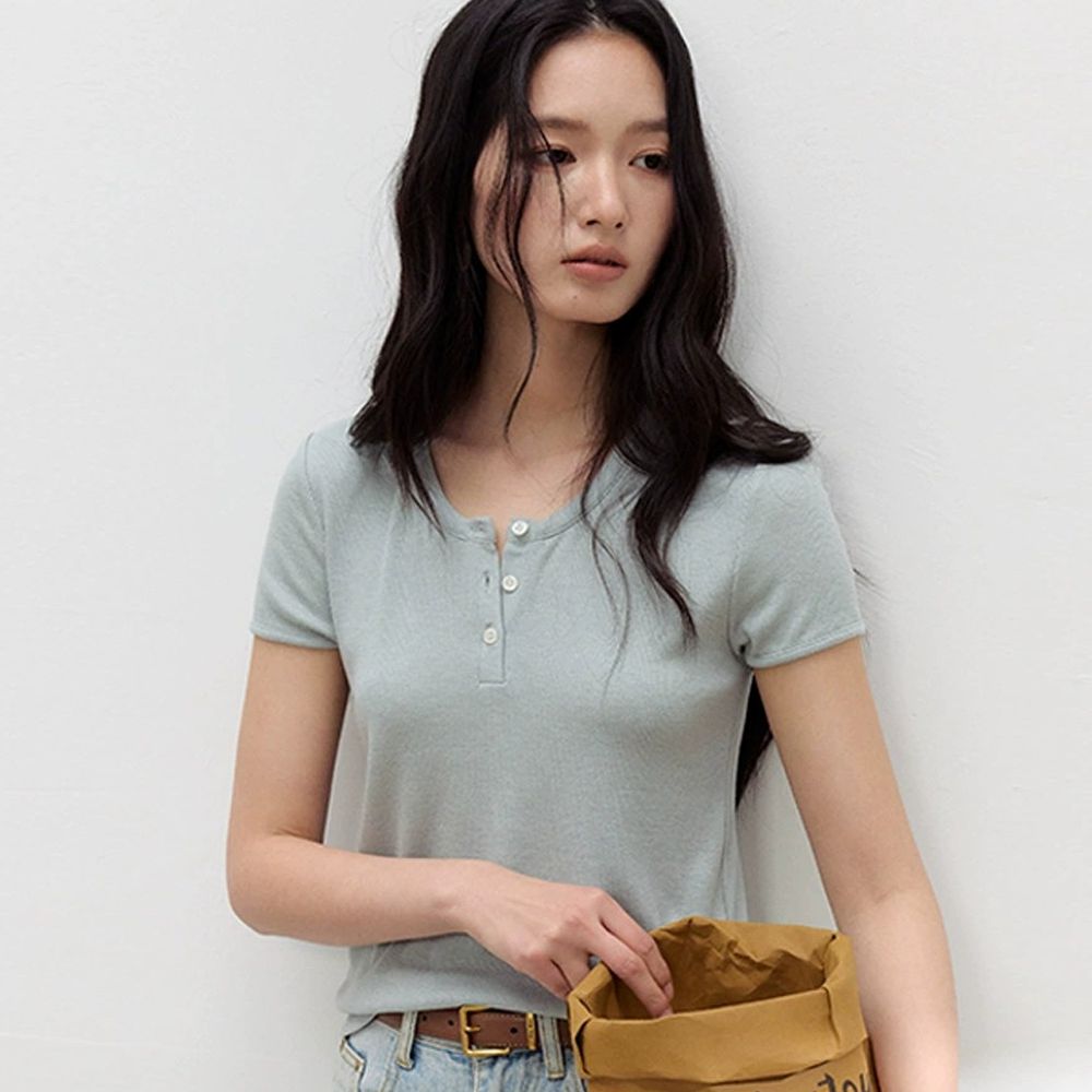 柔軟天絲混亞麻開釦羅紋短袖上衣-霧藍