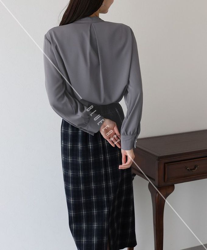 日本 BLUE EAST - 2way領知性整潔感打褶長袖上衣-珍珠袖扣-炭灰