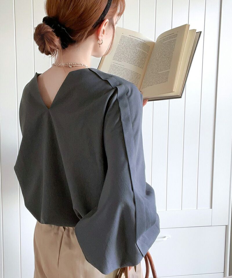 日本 Classical Elf - 氣質修身小V領氣袖球上衣-黑