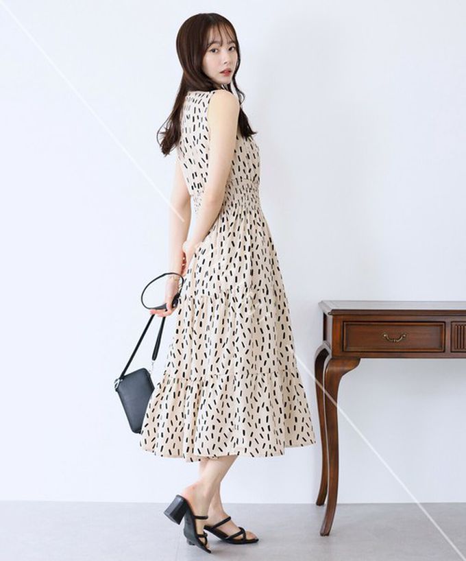 日本 BLUE EAST - 接觸冷感 縮腰顯瘦立領無袖洋裝-花朵-海軍藍 (M)