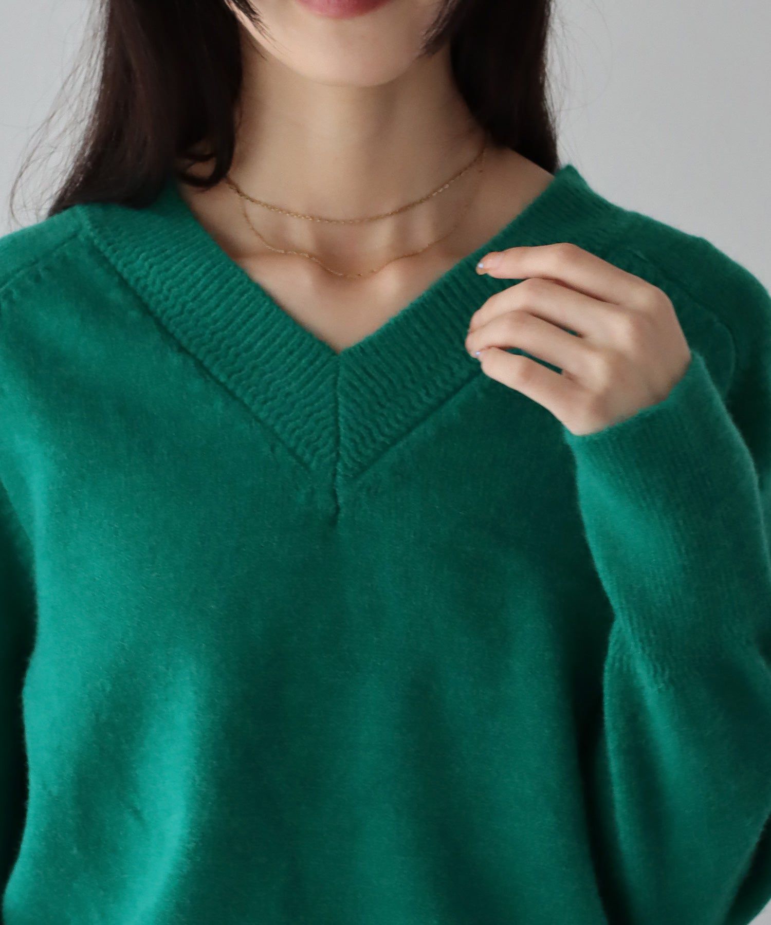 日本 BLUE EAST - 顯瘦V領柔軟針織上衣-黑