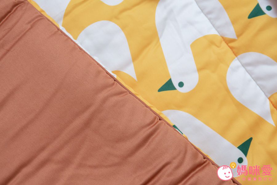 正面是有圖案的，背面是單色的呦！材質的話就都是一樣的