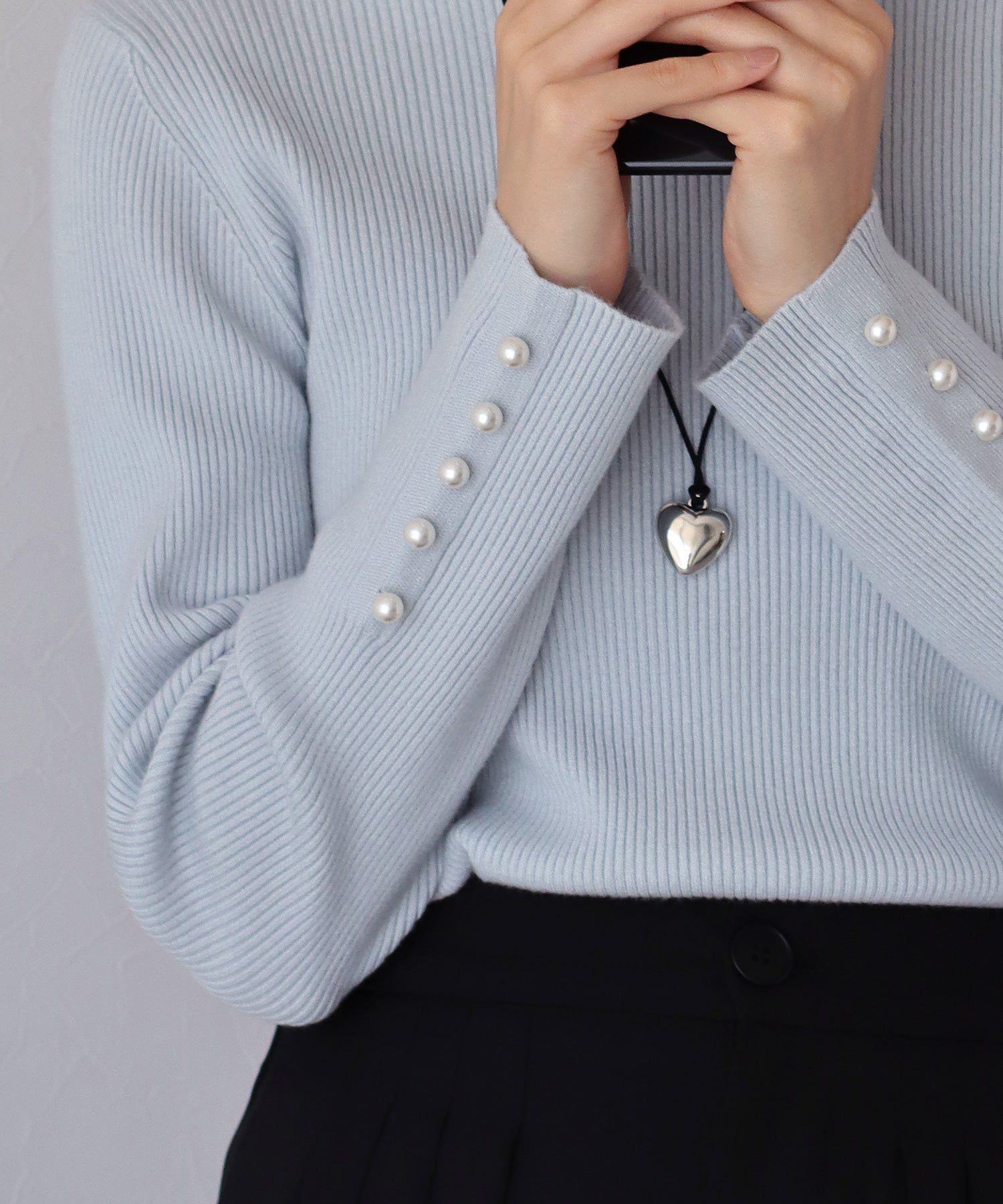 日本 BLUE EAST - 珍珠釦高領羅紋針織上衣-寶藍