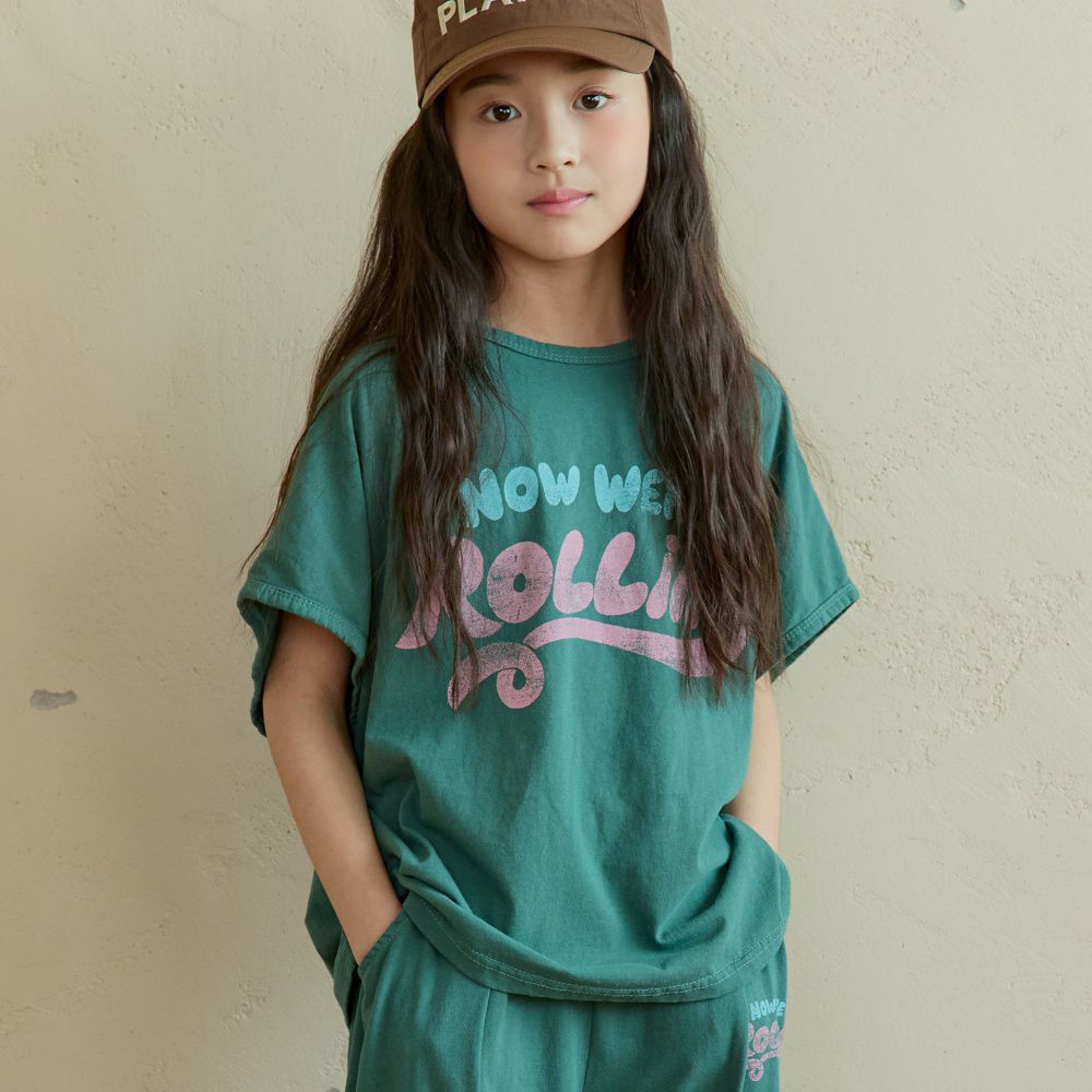 NAVi 復古感文字印刷純棉落肩袖上衣-Rolling-森林綠