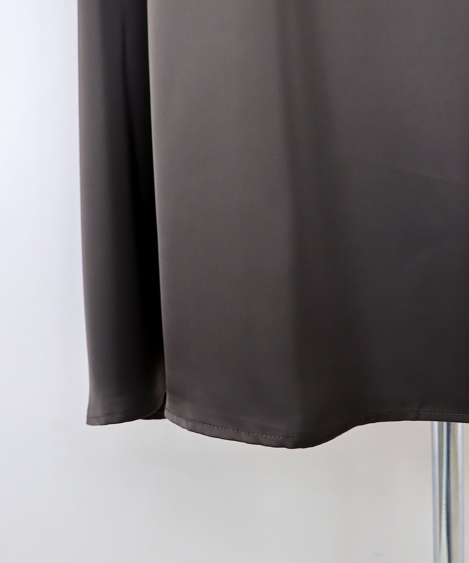 日本 BLUE EAST - 光澤不規則抓皺修身長裙-深灰