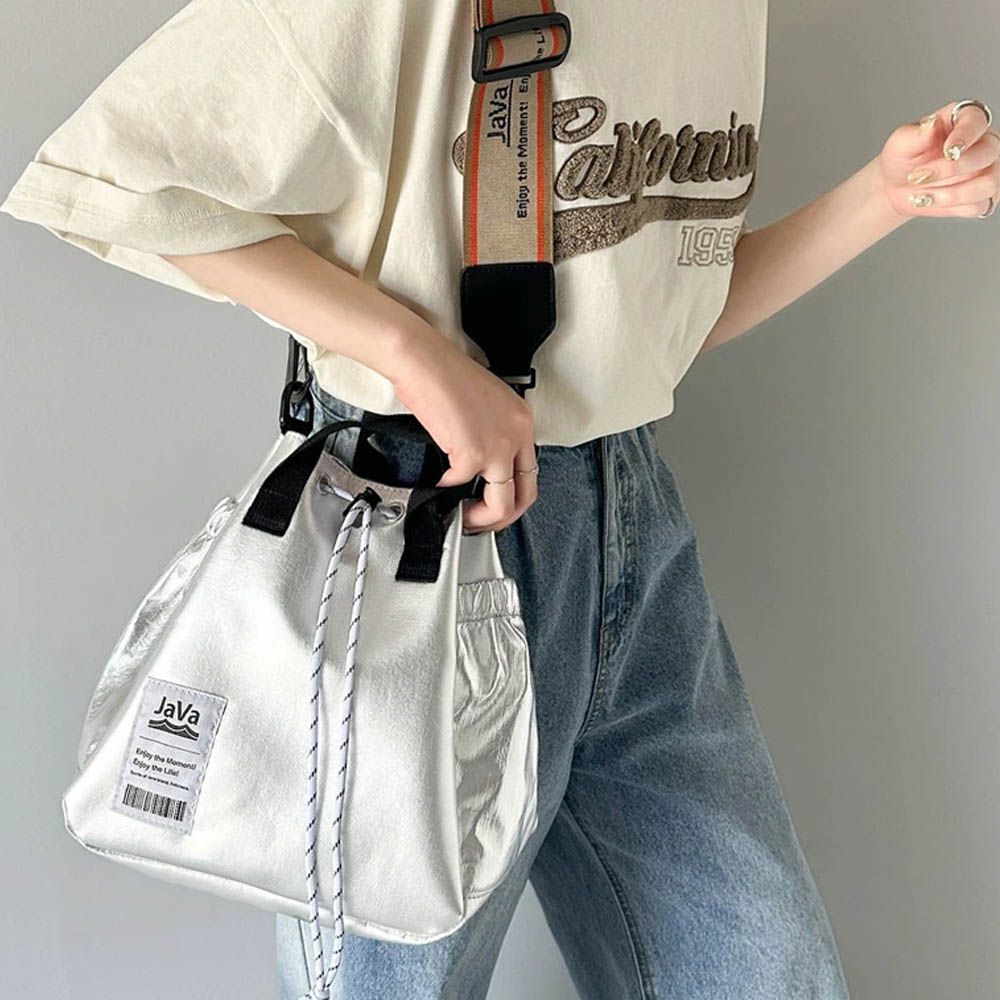 Java 時尚抽繩品牌肩帶輕巧側背包-霧銀