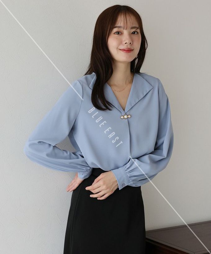 日本 BLUE EAST - 魅力珍珠扣造型V領長袖襯衫-白