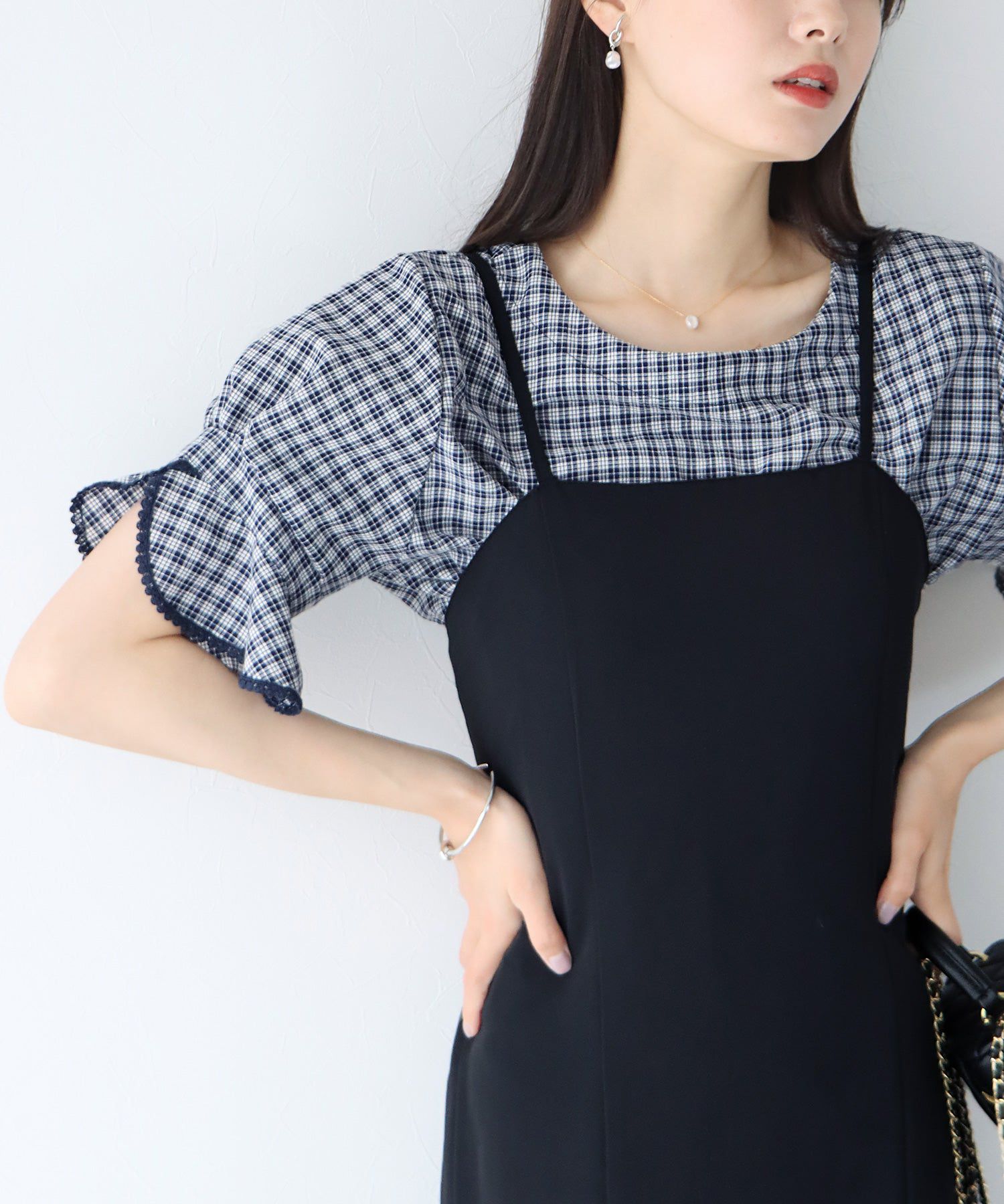 日本 BLUE EAST - 圓領小格紋荷葉五分袖上衣-水藍