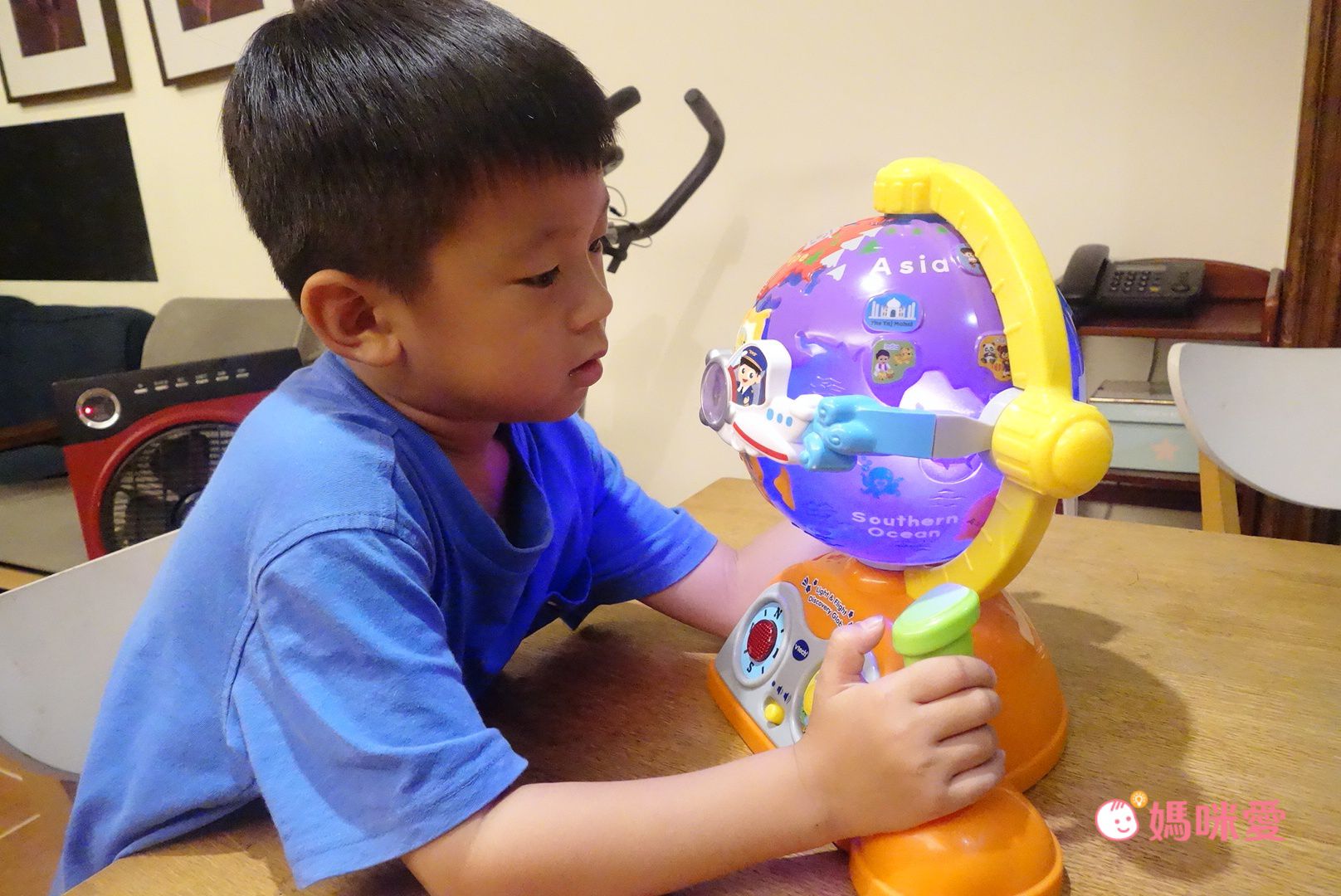 化身飛行員探索世界【Vtech】聲光探索地球儀