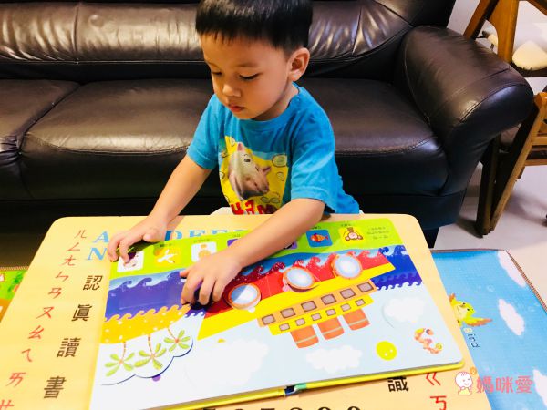 適合0-3歲的超酷觸覺體驗！多種材質、新奇觸感❤️變色洗澡書，收服抗拒洗澡的孩子！