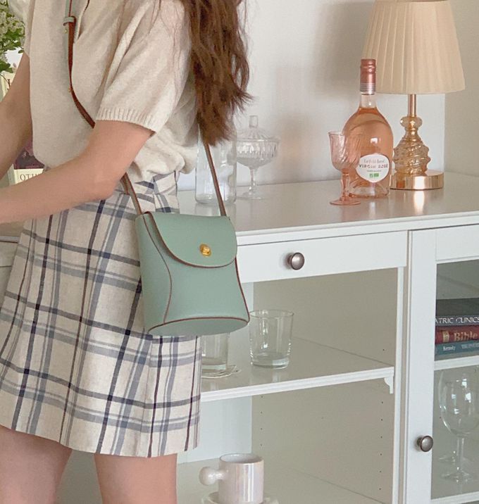 韓國lemego - 牛皮復古金釦側背包(Sand)-薄荷綠