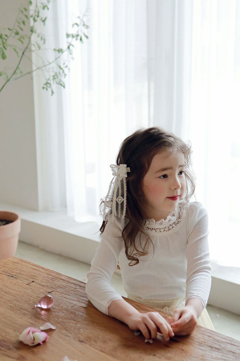 韓國 PuellaFLO - 鏤空雕花蕾絲領針織薄上衣-象牙白