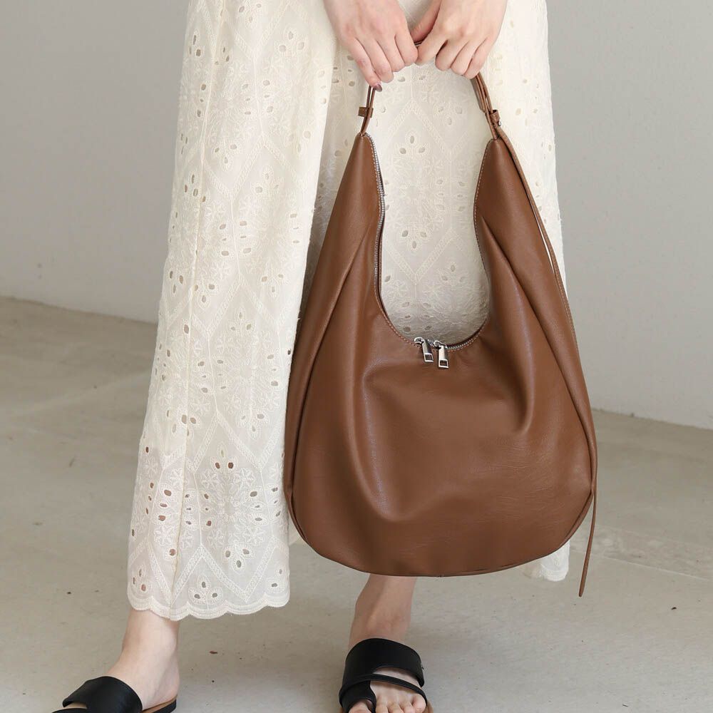 俐落雙拉鍊彎月形質感肩背包-咖啡