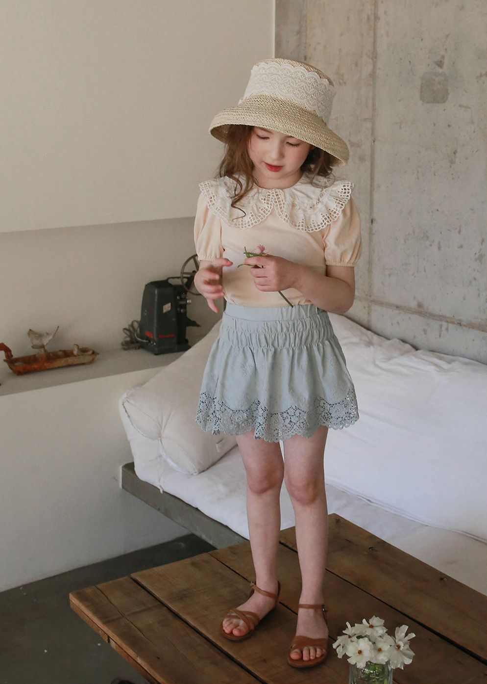 韓國 PuellaFLO - 蕾絲鏤空花瓣下襬褲裙-天藍