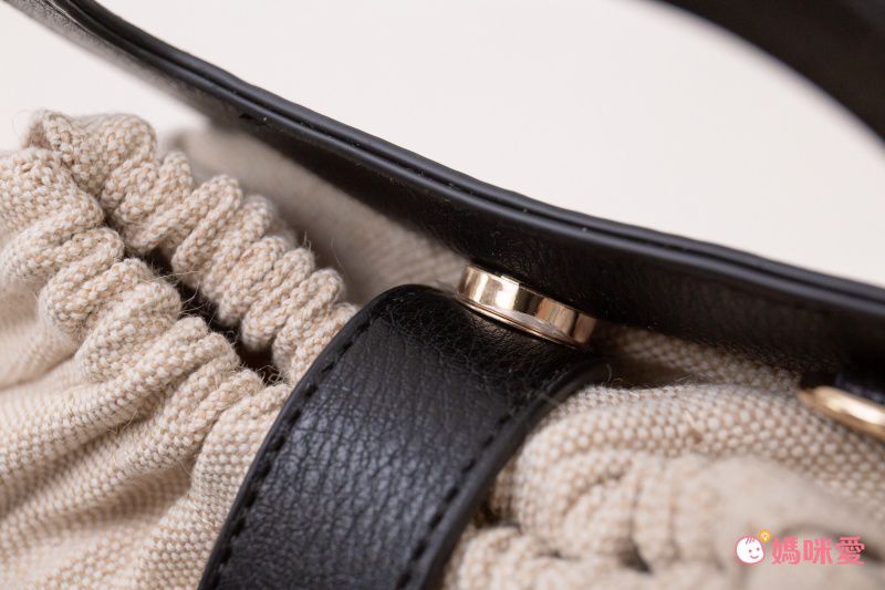 日本服飾代購 - 棉X仿皮異材質拼接簡約梯形側背包-摩卡 (17x23x10cm)