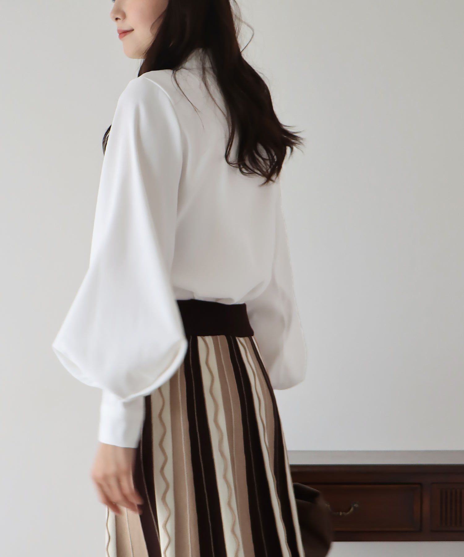 日本 BLUE EAST - 柔美扭結氣球長袖襯衫-黑