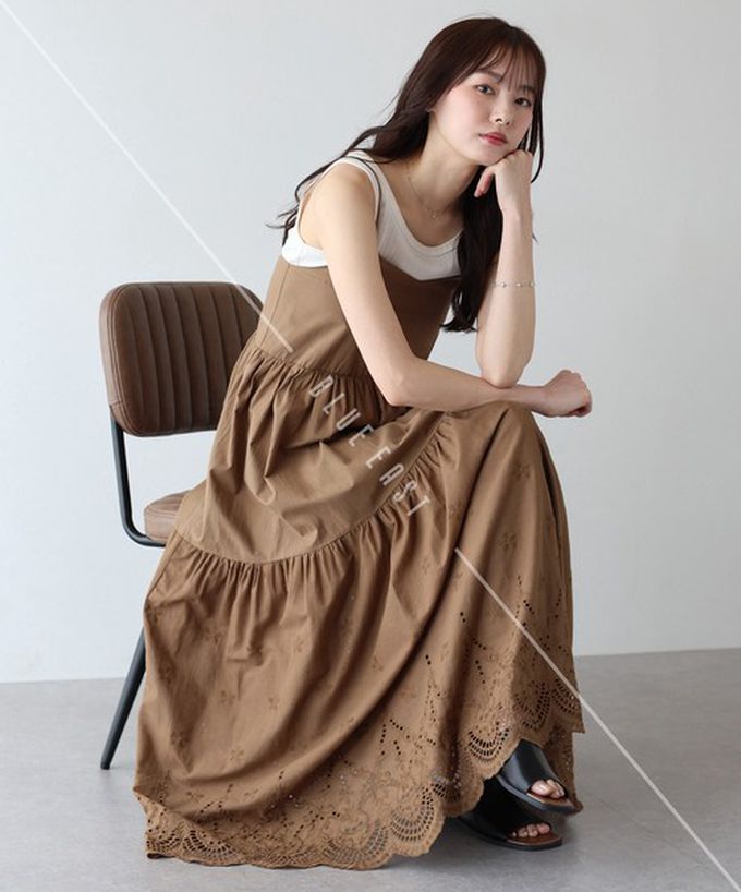 日本 BLUE EAST - 精緻雕花下擺迷人細肩帶洋裝-黑