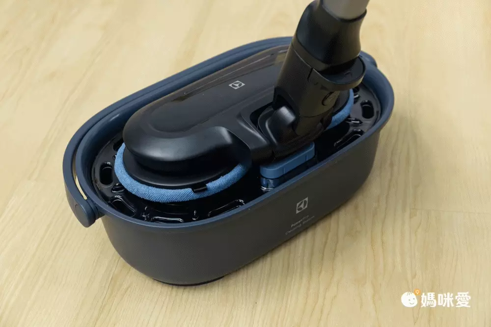乾濕兩用、超強吸力【Electrolux 伊萊克斯】直立濕拖吸塵器
