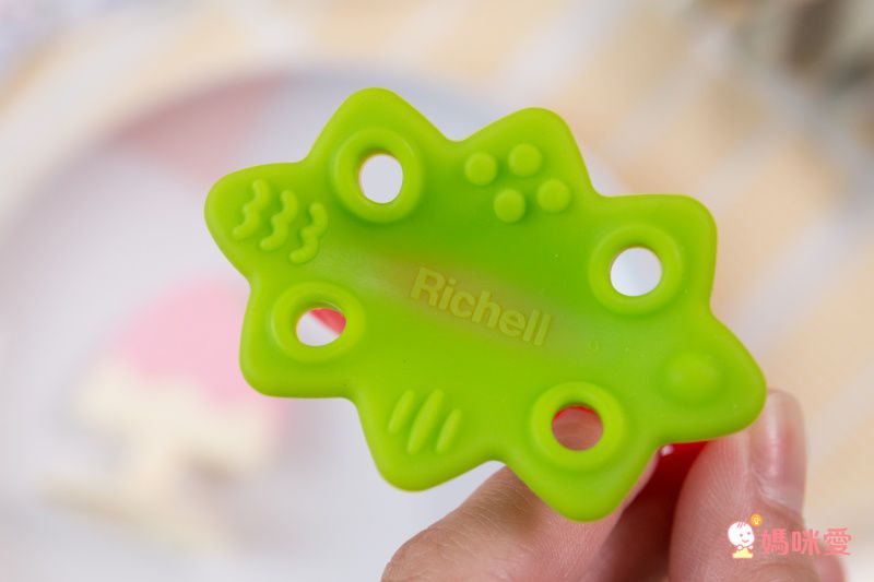 日本 Richell 利其爾 - 咬咬固齒器_(附盒)-魔力菇-紅/白 (6x4x8cm)-3m以上適用