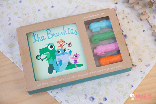 美國 The Brushies - 手指玩偶造型牙刷 - 豪華禮盒組（猴子桃桃+豬小妹+恐龍阿姆+鯨魚薇拉）-1本英文童書+4支角色手指牙刷