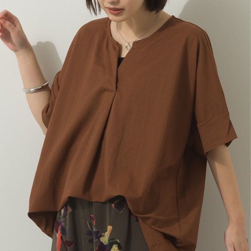 接觸涼感 鑰匙領五分袖上衣-咖啡棕