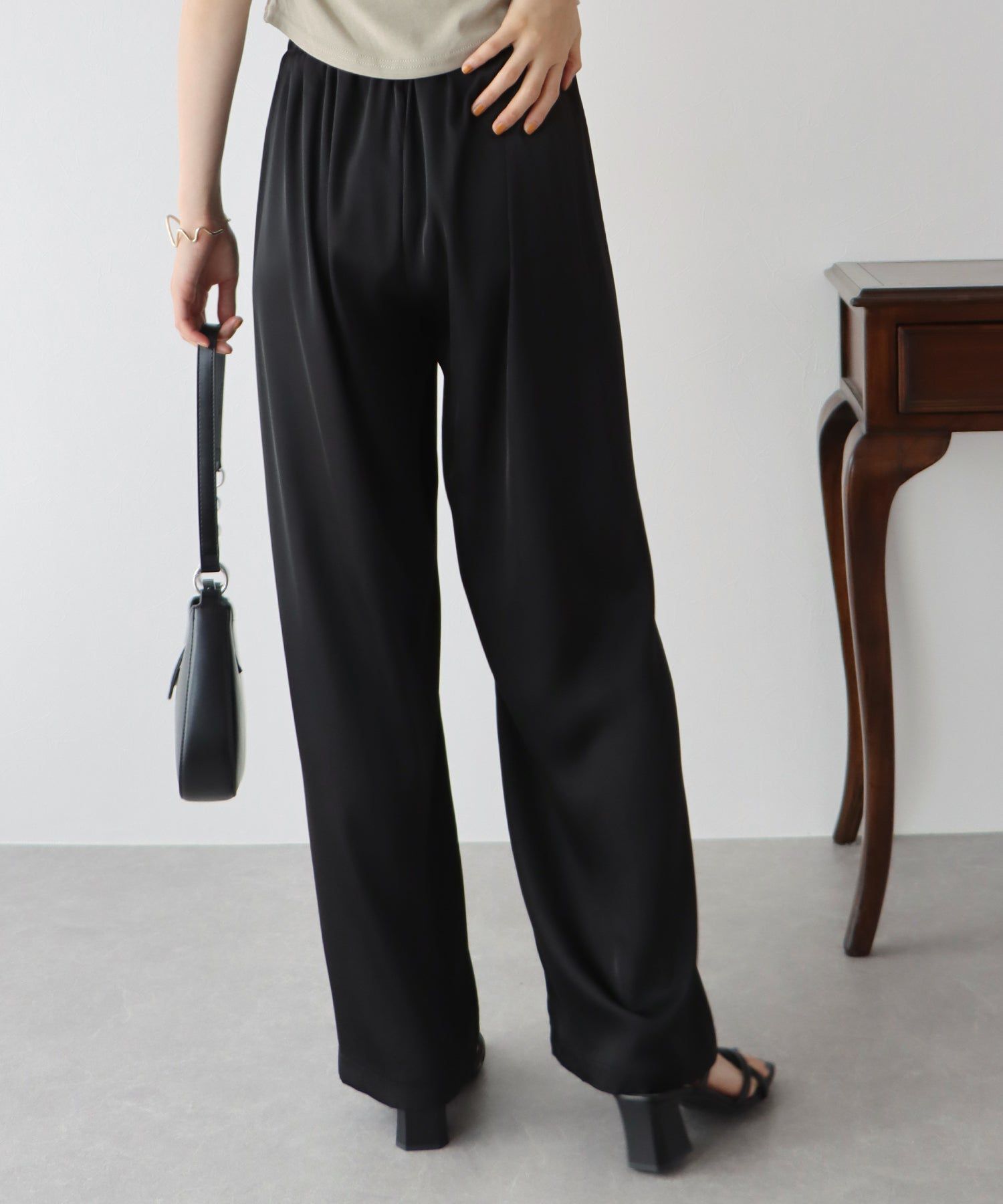 日本 BLUE EAST - 緞面光澤感垂墜感長褲-黑