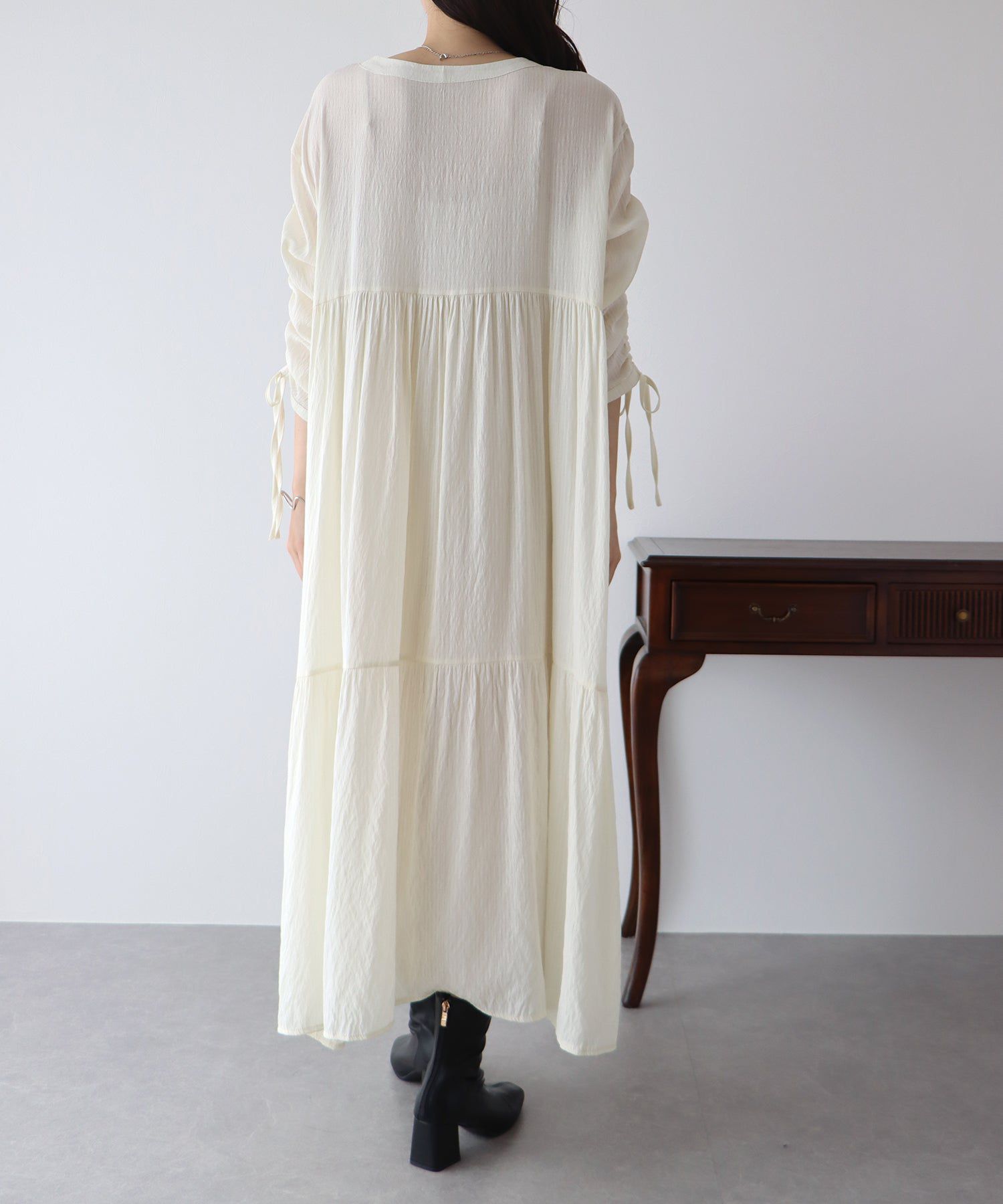 日本 BLUE EAST - 楊柳文藝抽繩長版襯衫-米杏