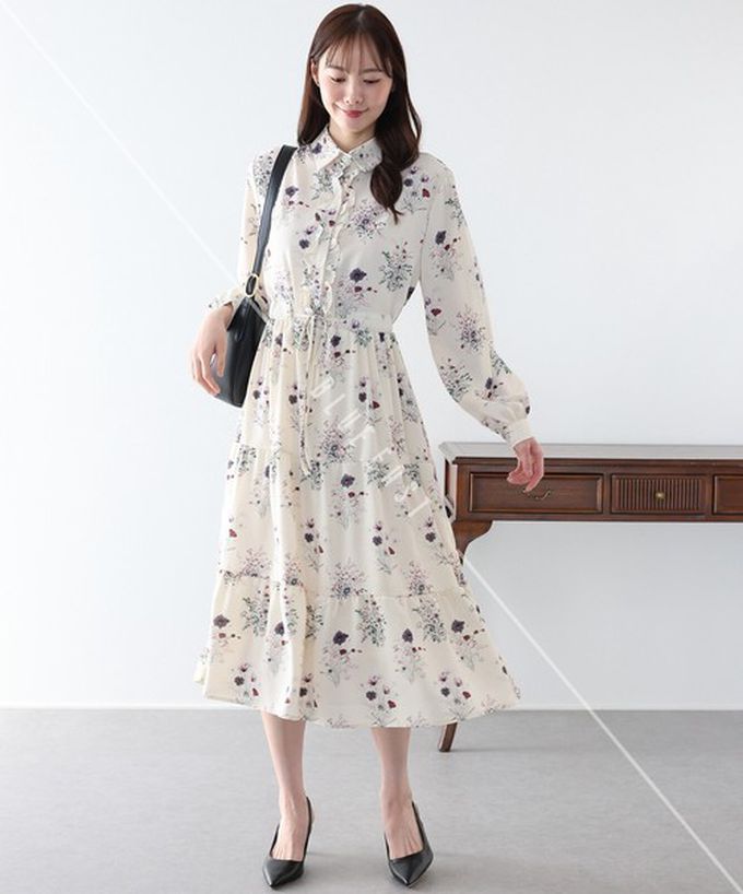 日本 BLUE EAST - 荷葉邊領唯美花卉長袖洋裝(腰抽繩)-黑