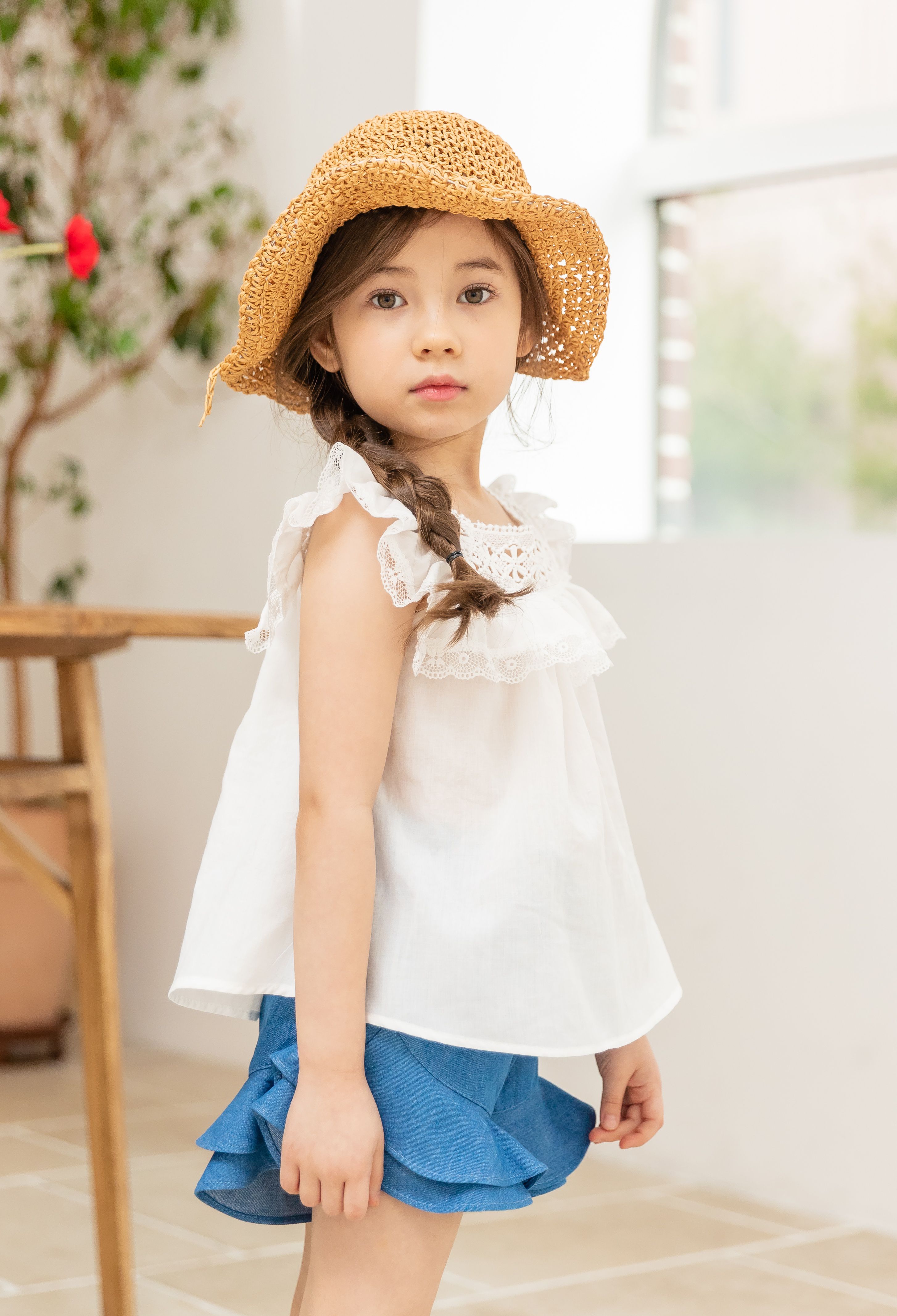 韓國 Coco Ribbon - (剩7,15號)鏤空雕花荷葉方字領上衣-象牙白