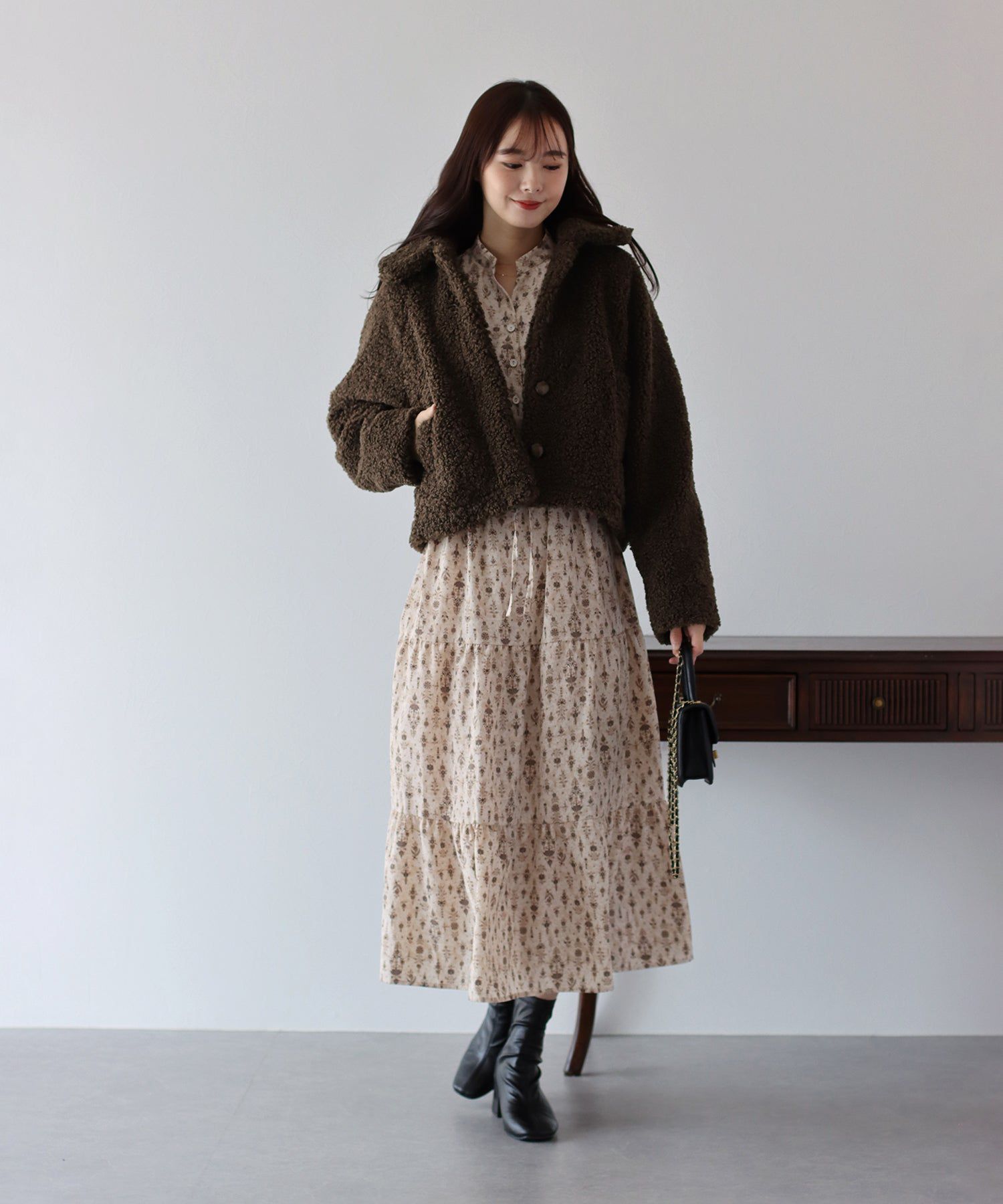 日本 BLUE EAST - 輕盈絨毛圓領短版外套-深咖啡