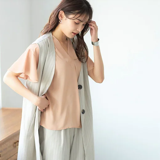 日本 BELLUNA - 雪紡小V領剪裁波浪短袖上衣-粉杏