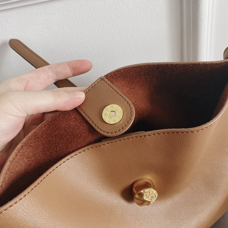 時尚手提/肩揹真皮水桶包-卡其色 (27x29x9.5cm)