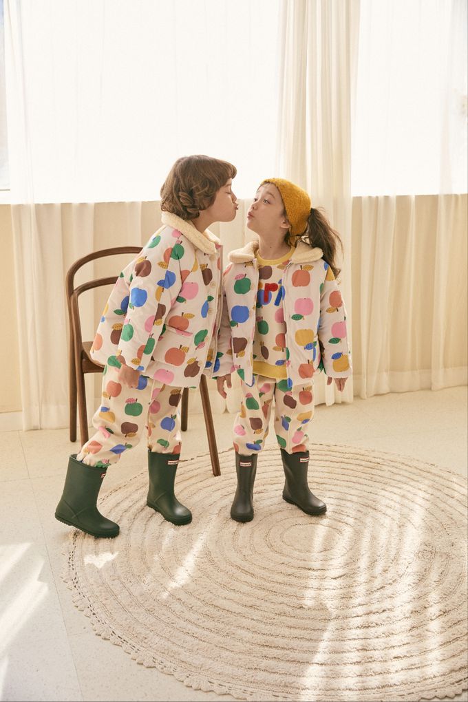 韓國 Mimico - (內磨毛)apple毛絨字大學T-滿版蘋果