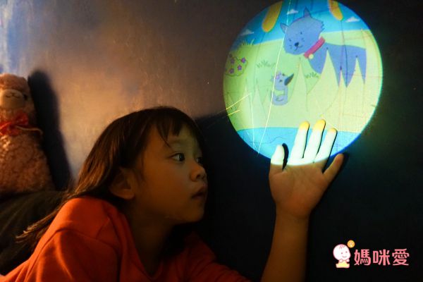 讓孩子乖乖睡覺的神器【加拿大 Moonlite 故事投影機】